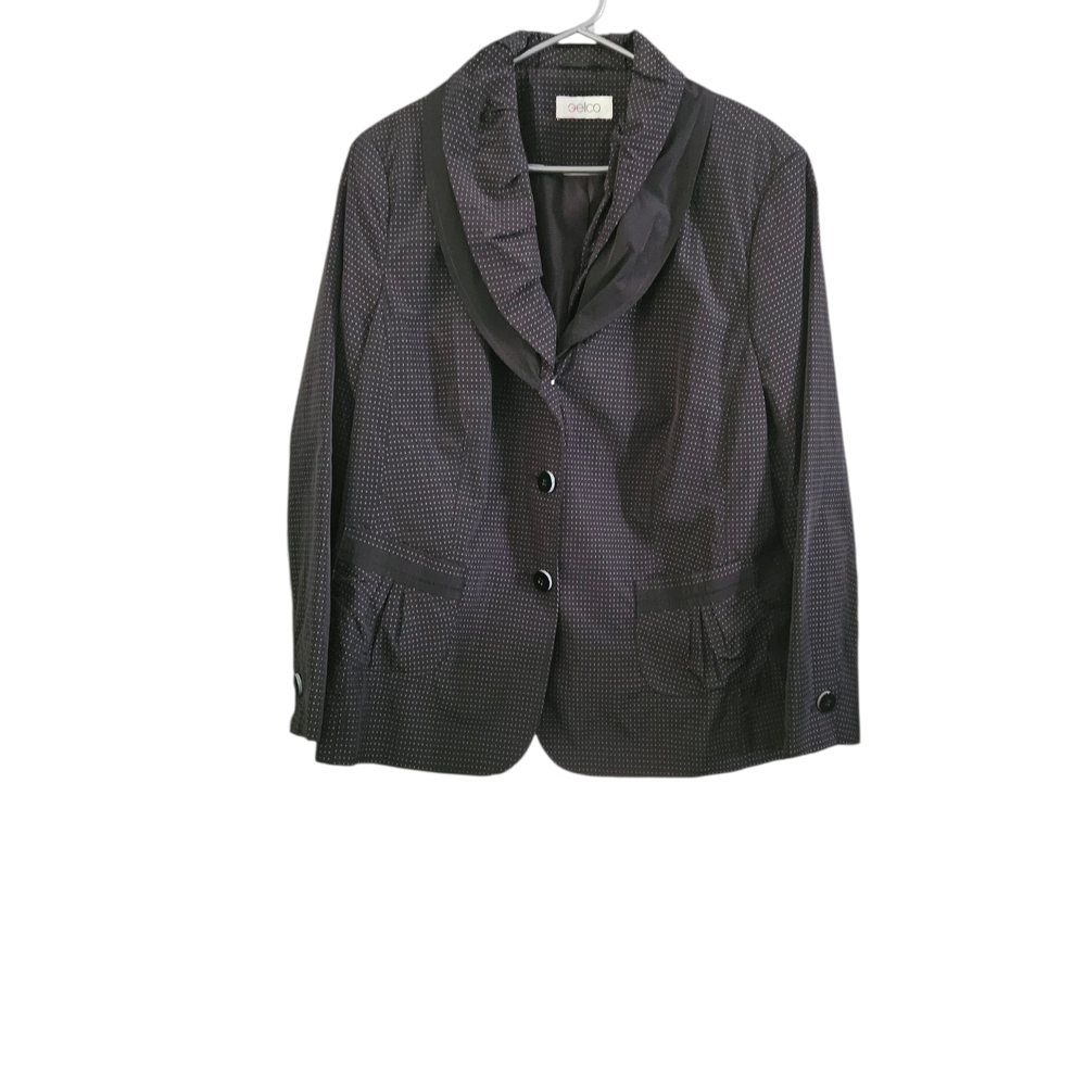 Classic Black Blazer with Notched Lapel and Structured Silhouette